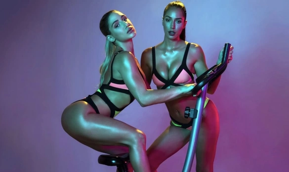 Две красивые лесби пактикуют сексуальный опыт в необычных местах