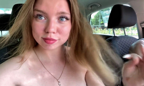 Русский парень делает с пышечки дурочку и разводит её на секс