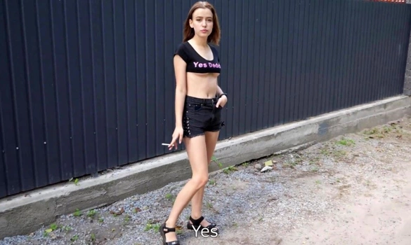 Так сексуально курила сигарету, что соблазнила прохожего на секс