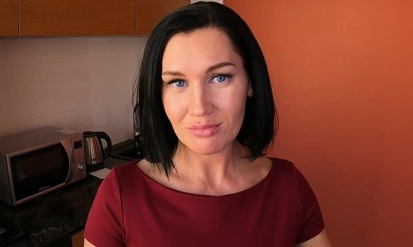 Мачеха соблазняет пасынка на секс, каждый раз когда он заходит к ней в гости